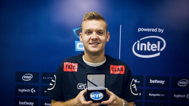 LPL 官方年度回顾： Xiaohu 的“手势舞”， Danny 的第二名，BLG遗憾成为亚军